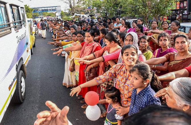 kochi-women-wall_d.jpg
